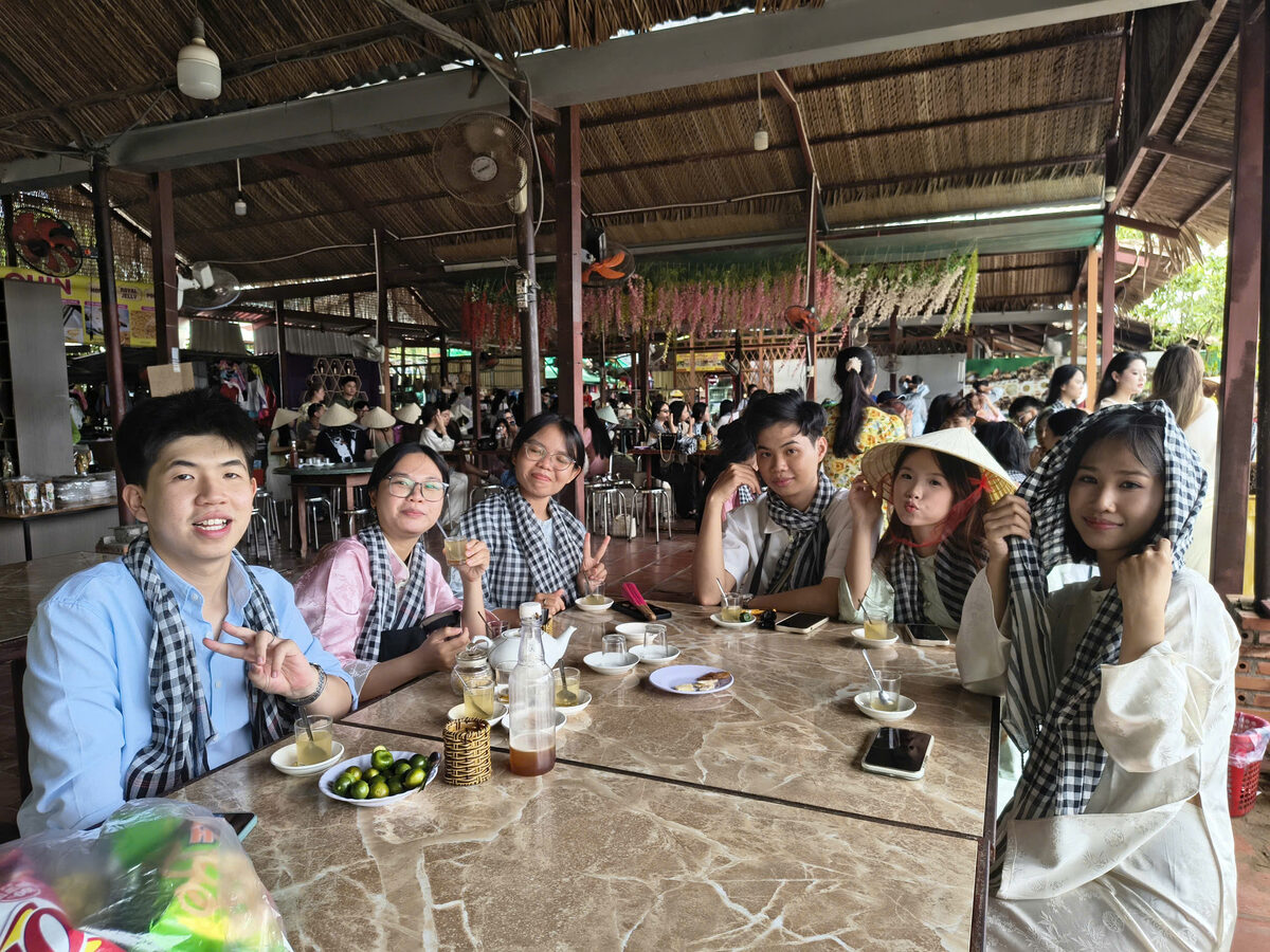 Bữa ăn tại nhà hàng miệt vườn trong hành trình tour Miền Tây cùng Du Lịch Bình Minh.