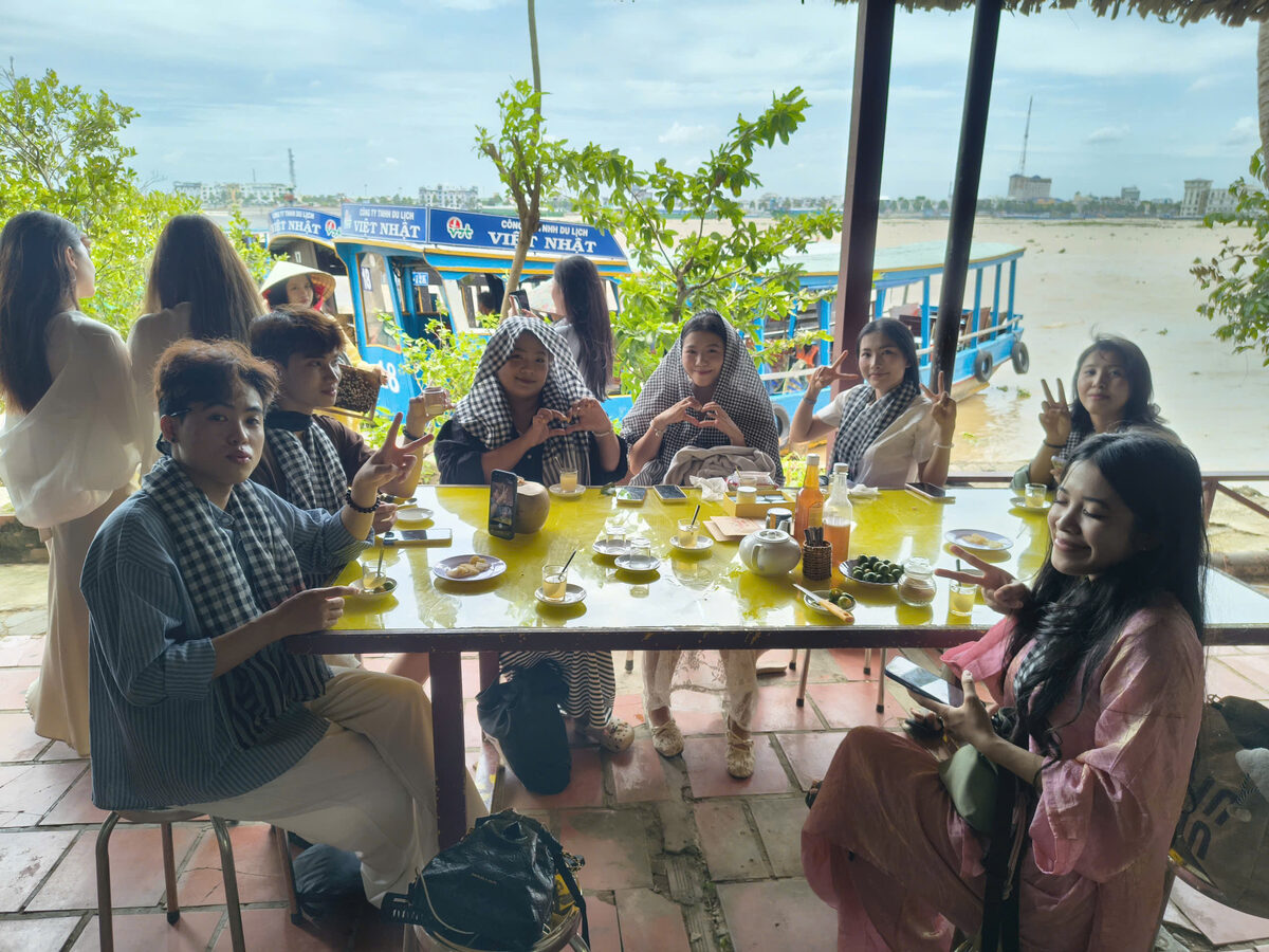 Bữa ăn tại nhà hàng miệt vườn trong hành trình tour Miền Tây cùng Du Lịch Bình Minh.
