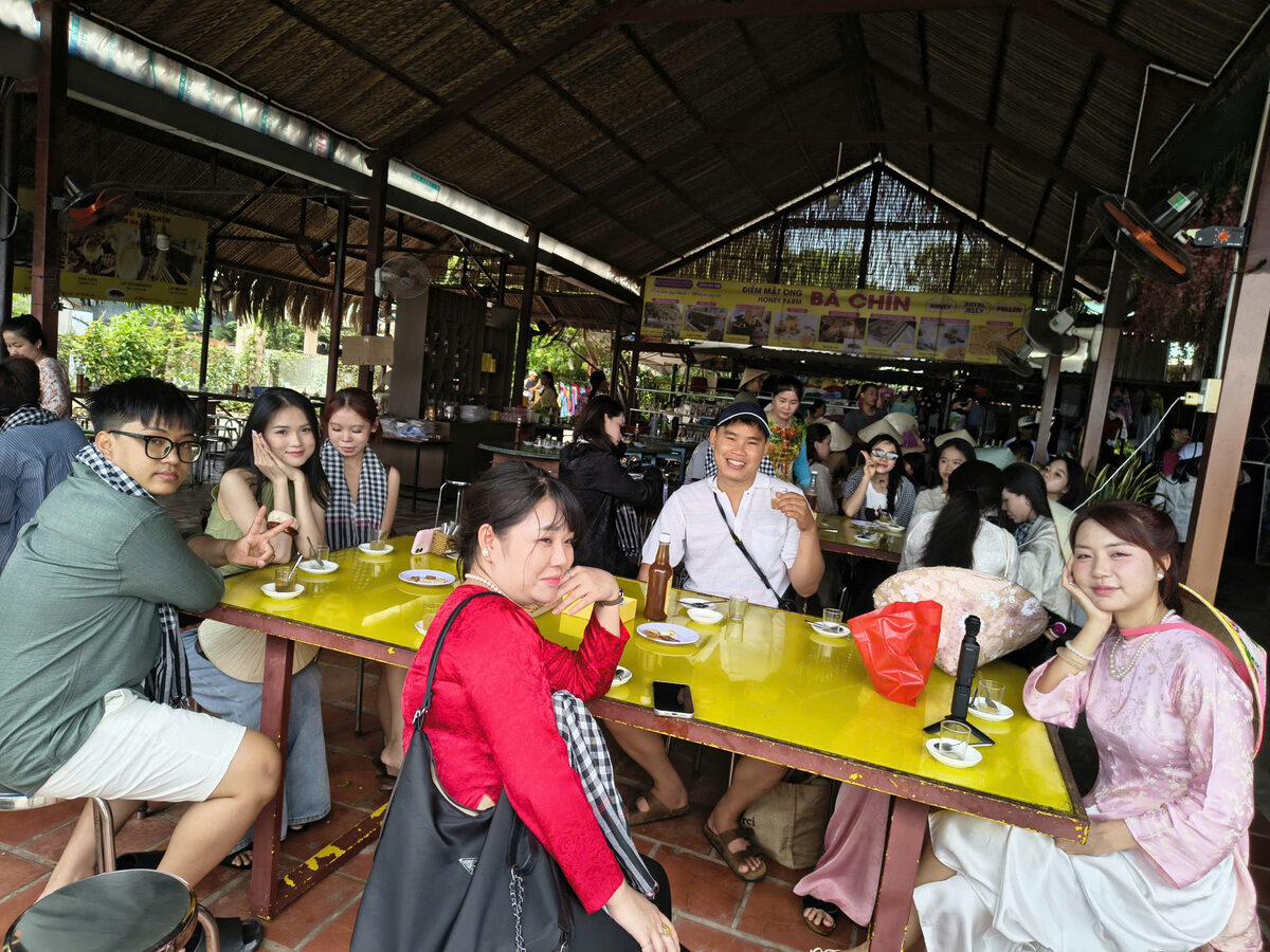 Bữa ăn tại nhà hàng miệt vườn trong hành trình tour Miền Tây cùng Du Lịch Bình Minh.