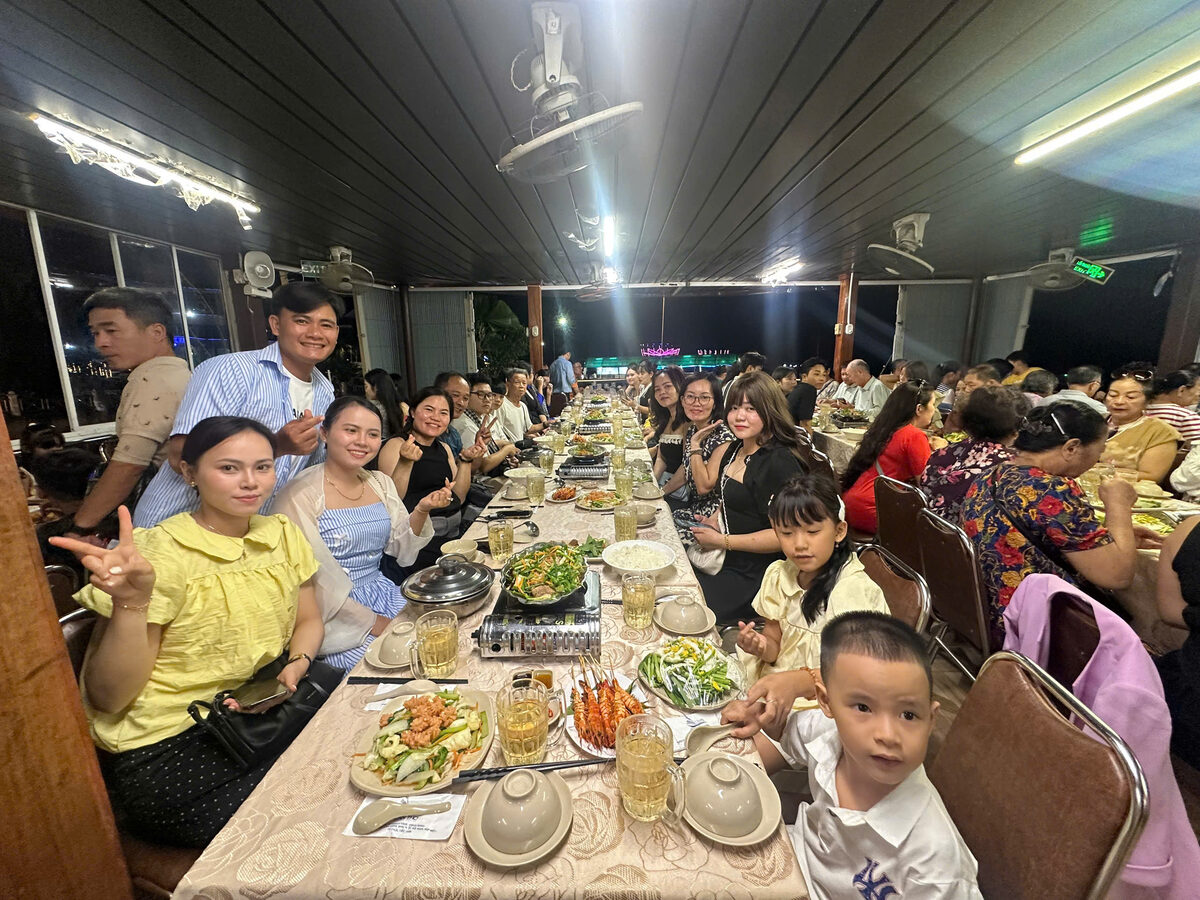 Bữa ăn tại nhà hàng miệt vườn trong hành trình tour Miền Tây cùng Du Lịch Bình Minh.
