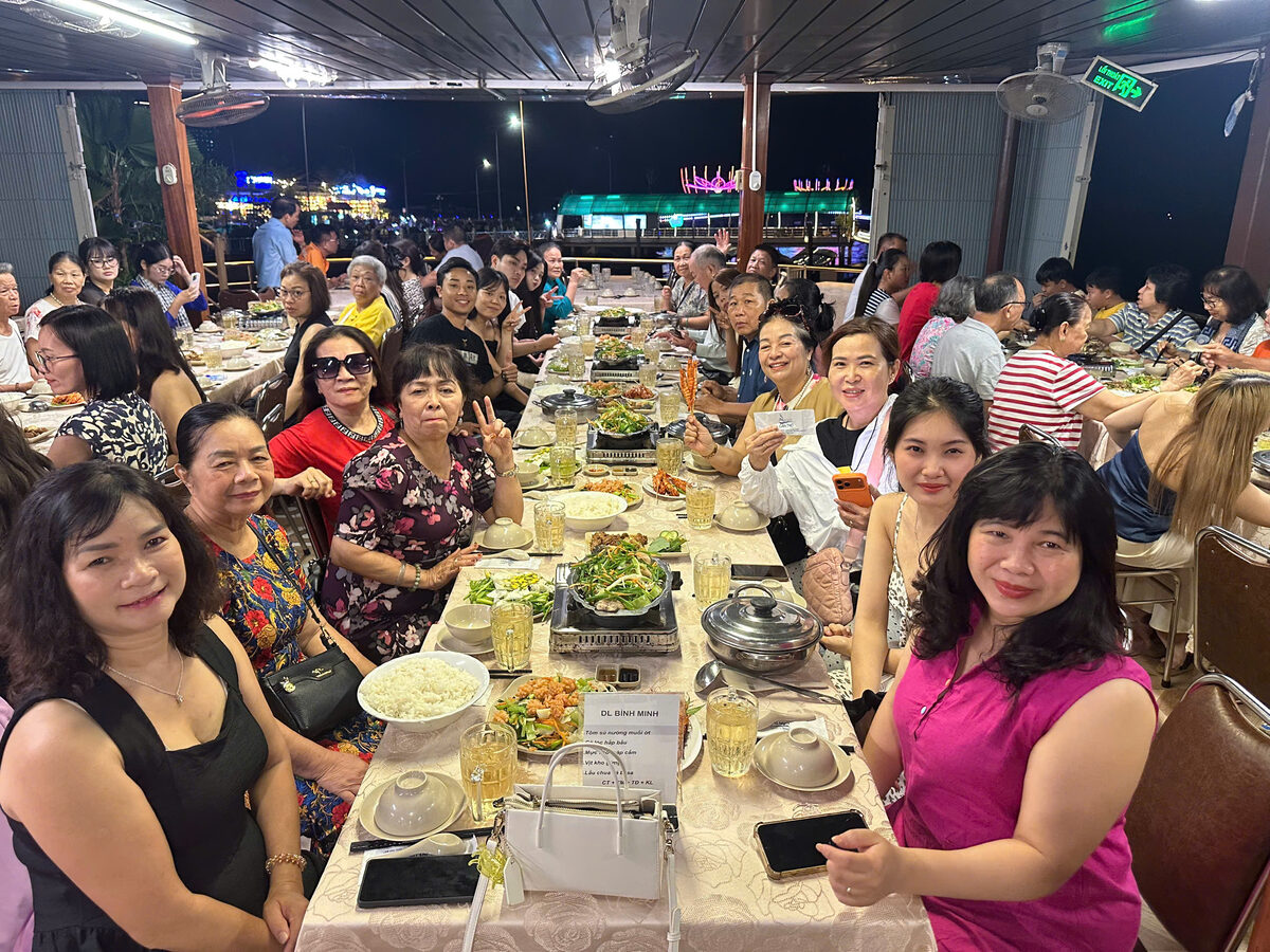 Bữa ăn tại nhà hàng miệt vườn trong hành trình tour Miền Tây cùng Du Lịch Bình Minh.