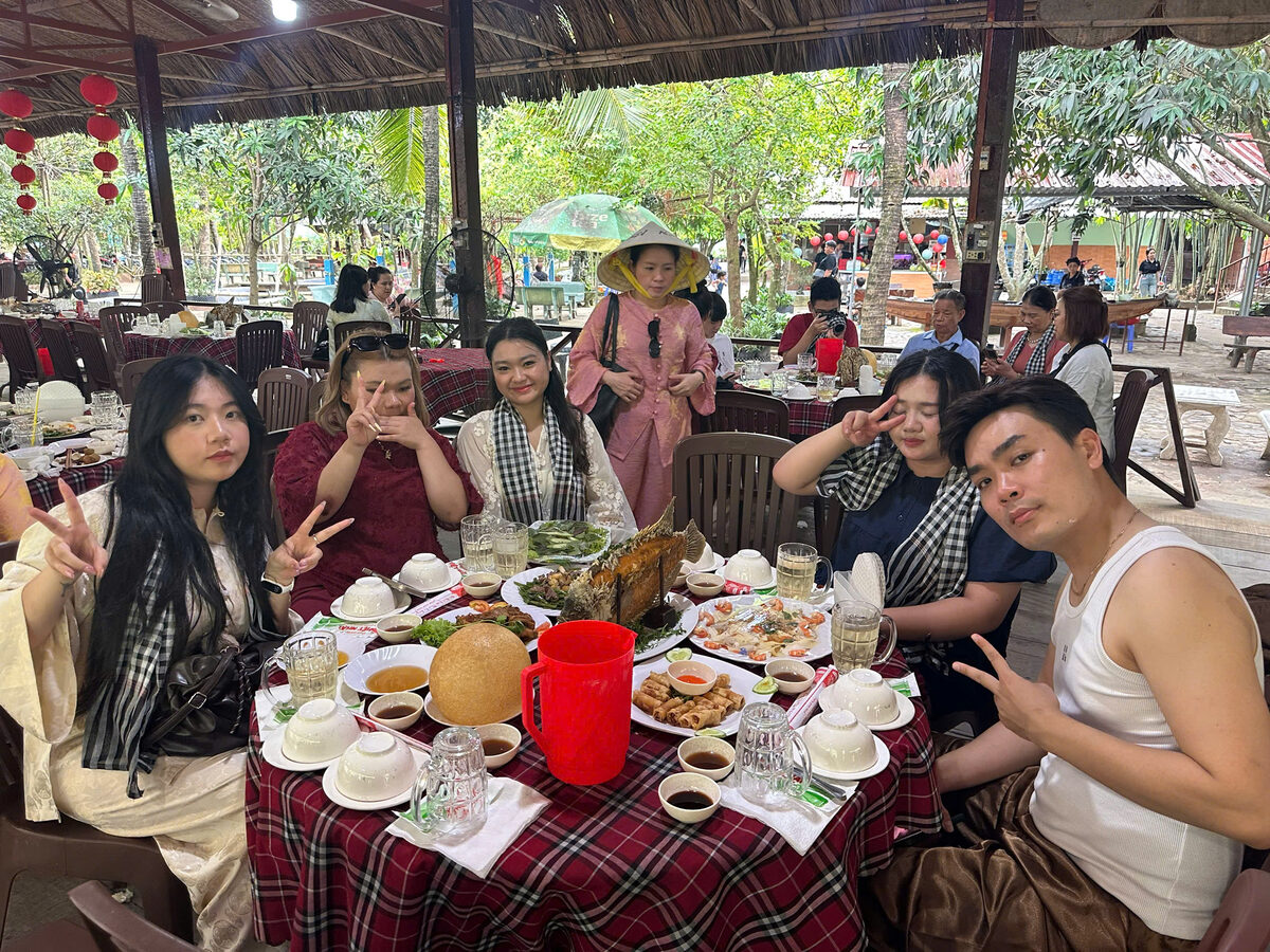 Bữa ăn tại nhà hàng miệt vườn trong hành trình tour Miền Tây cùng Du Lịch Bình Minh.