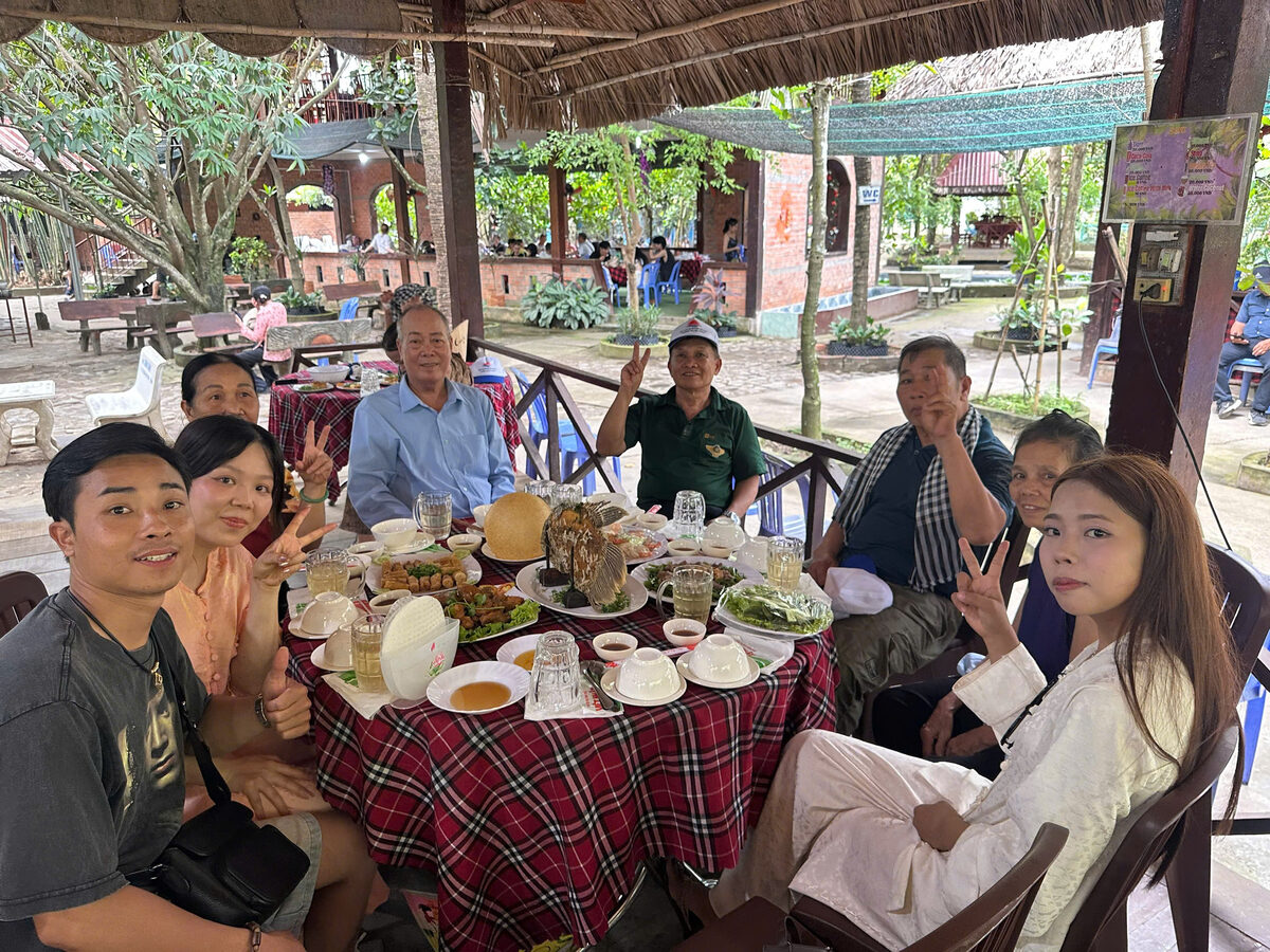 Bữa ăn tại nhà hàng miệt vườn trong hành trình tour Miền Tây cùng Du Lịch Bình Minh.