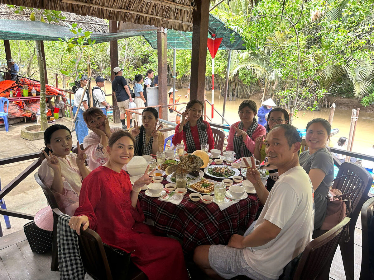 Bữa ăn tại nhà hàng miệt vườn trong hành trình tour Miền Tây cùng Du Lịch Bình Minh.