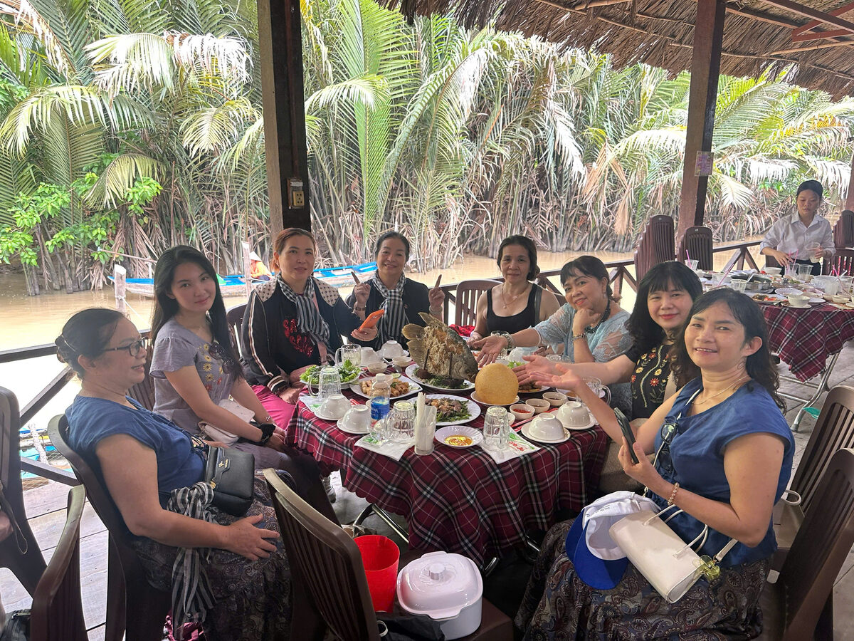 Bữa ăn tại nhà hàng miệt vườn trong hành trình tour Miền Tây cùng Du Lịch Bình Minh.