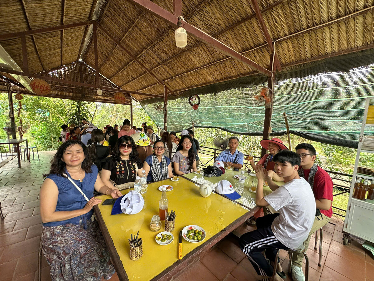 Bữa ăn tại nhà hàng miệt vườn trong hành trình tour Miền Tây cùng Du Lịch Bình Minh.