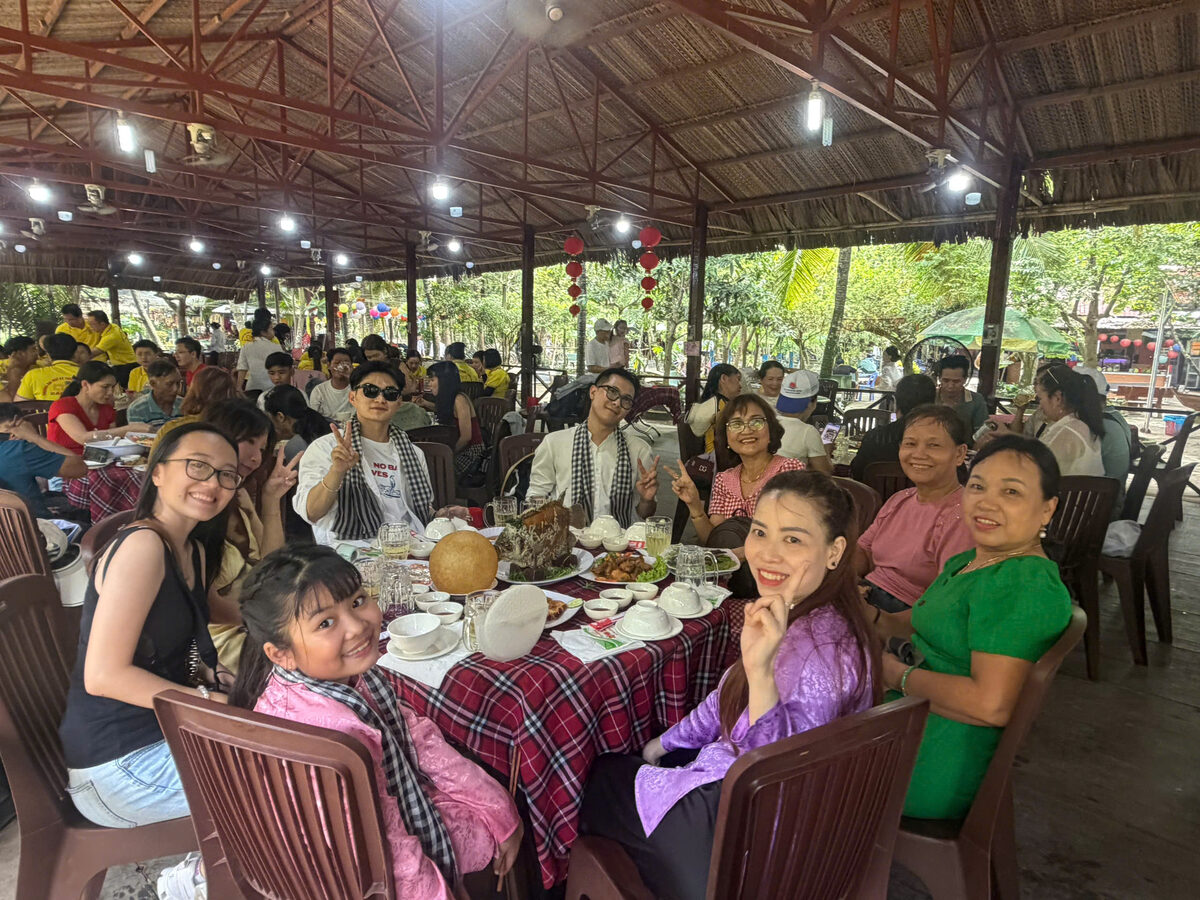Bữa ăn tại nhà hàng miệt vườn trong hành trình tour Miền Tây cùng Du Lịch Bình Minh.
