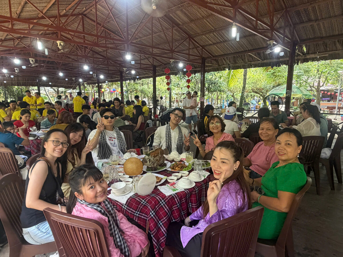 Bữa ăn tại nhà hàng miệt vườn trong hành trình tour Miền Tây cùng Du Lịch Bình Minh.