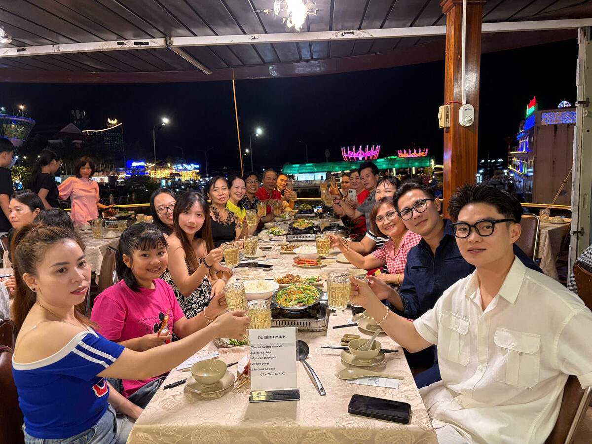 Bữa ăn tại nhà hàng miệt vườn trong hành trình tour Miền Tây cùng Du Lịch Bình Minh.