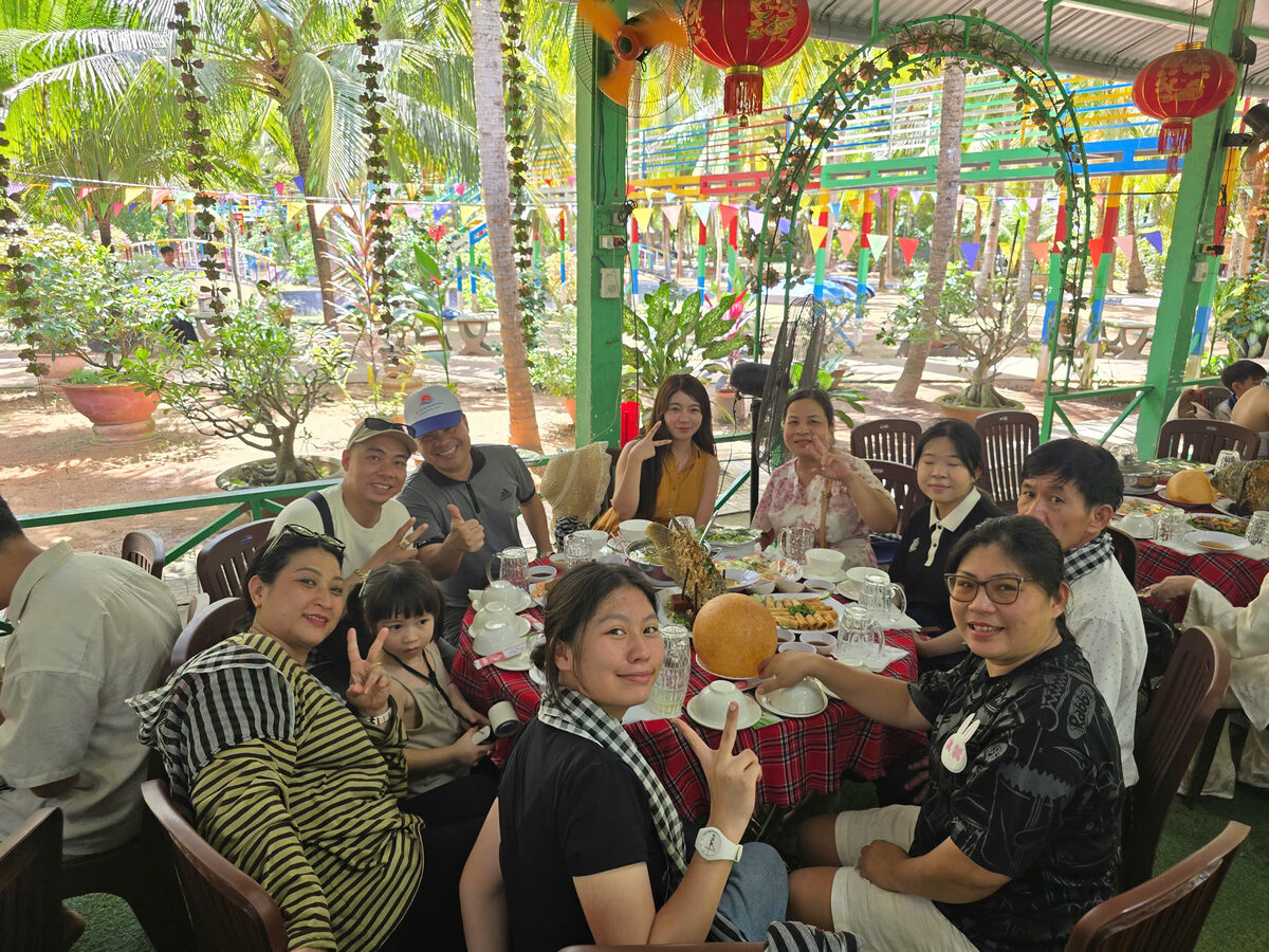 Bữa ăn tại nhà hàng miệt vườn trong hành trình tour Miền Tây cùng Du Lịch Bình Minh.