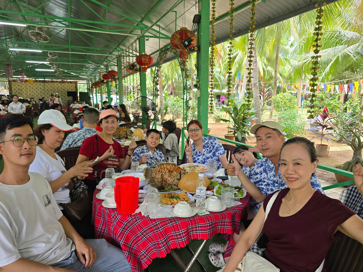 Bữa ăn tại nhà hàng miệt vườn trong hành trình tour Miền Tây cùng Du Lịch Bình Minh.