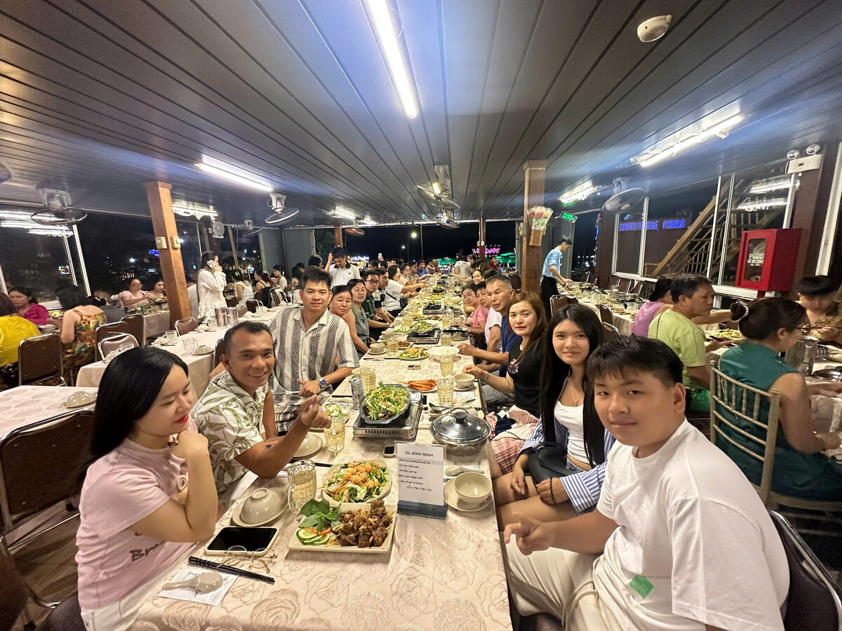 Bữa ăn tại nhà hàng miệt vườn trong hành trình tour Miền Tây cùng Du Lịch Bình Minh.