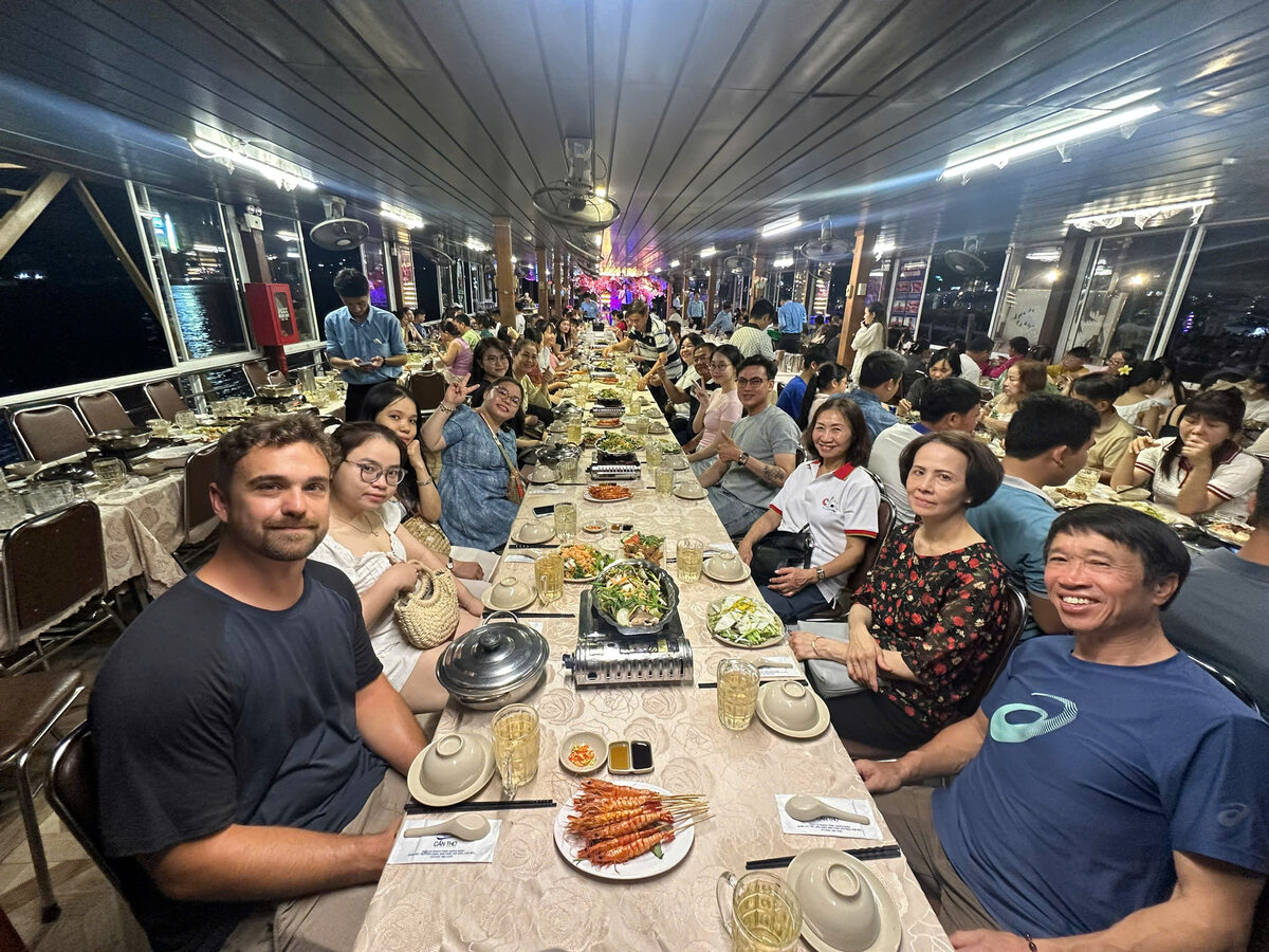 Bữa ăn tại nhà hàng miệt vườn trong hành trình tour Miền Tây cùng Du Lịch Bình Minh.