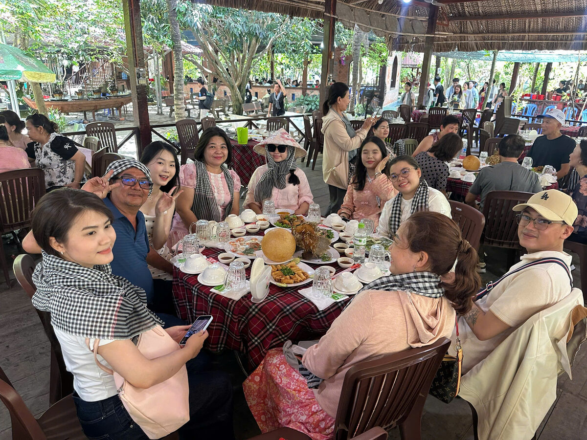Bữa ăn tại nhà hàng miệt vườn trong hành trình tour Miền Tây cùng Du Lịch Bình Minh.