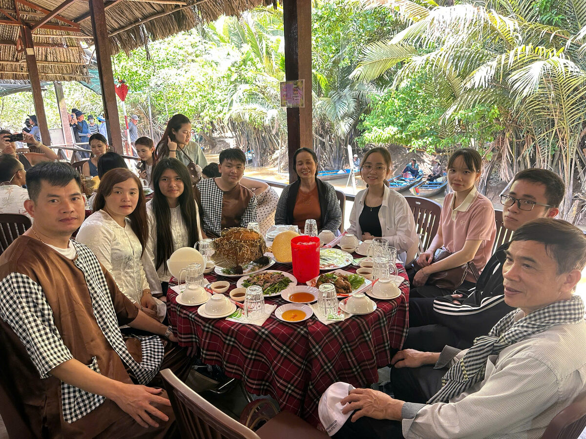Bữa ăn tại nhà hàng miệt vườn trong hành trình tour Miền Tây cùng Du Lịch Bình Minh.