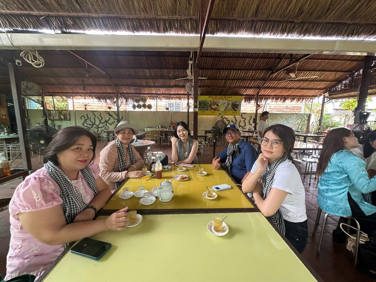 Bữa ăn tại nhà hàng miệt vườn trong hành trình tour Miền Tây cùng Du Lịch Bình Minh.
