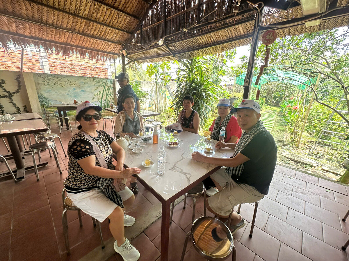 Bữa ăn tại nhà hàng miệt vườn trong hành trình tour Miền Tây cùng Du Lịch Bình Minh.