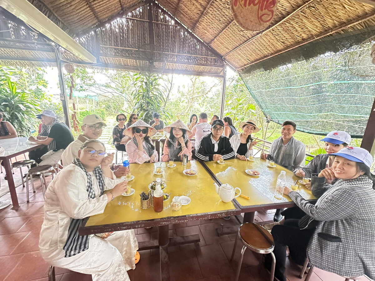 Bữa ăn tại nhà hàng miệt vườn trong hành trình tour Miền Tây cùng Du Lịch Bình Minh.