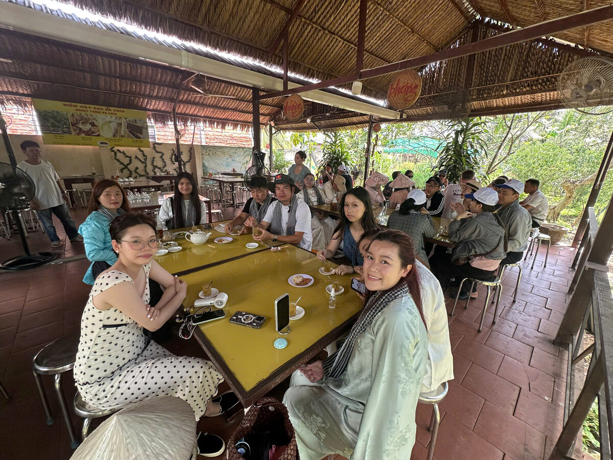 Bữa ăn tại nhà hàng miệt vườn trong hành trình tour Miền Tây cùng Du Lịch Bình Minh.
