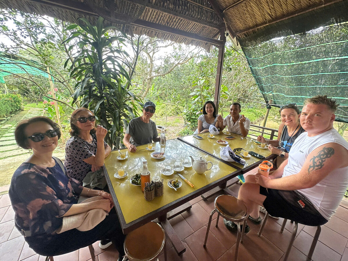 Bữa ăn tại nhà hàng miệt vườn trong hành trình tour Miền Tây cùng Du Lịch Bình Minh.