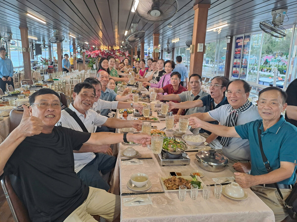 Bữa ăn tại nhà hàng miệt vườn trong hành trình tour Miền Tây cùng Du Lịch Bình Minh.