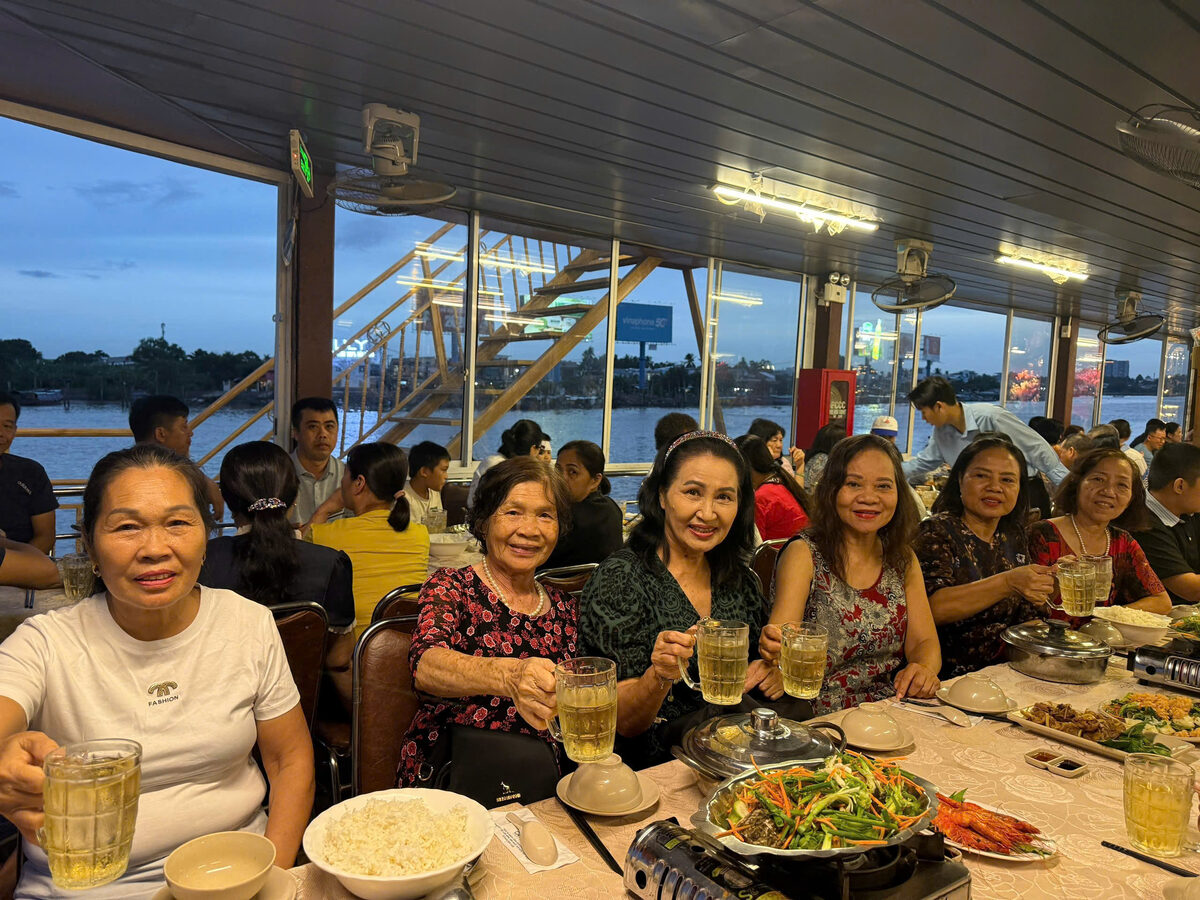 Bữa ăn tại nhà hàng miệt vườn trong hành trình tour Miền Tây cùng Du Lịch Bình Minh.