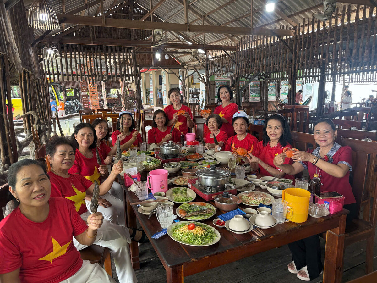 Bữa ăn tại nhà hàng miệt vườn trong hành trình tour Miền Tây cùng Du Lịch Bình Minh.