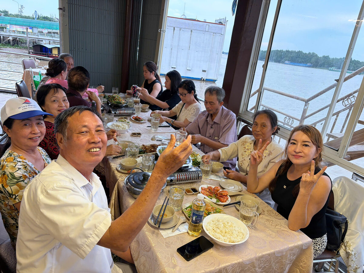 Bữa ăn tại nhà hàng miệt vườn trong hành trình tour Miền Tây cùng Du Lịch Bình Minh.