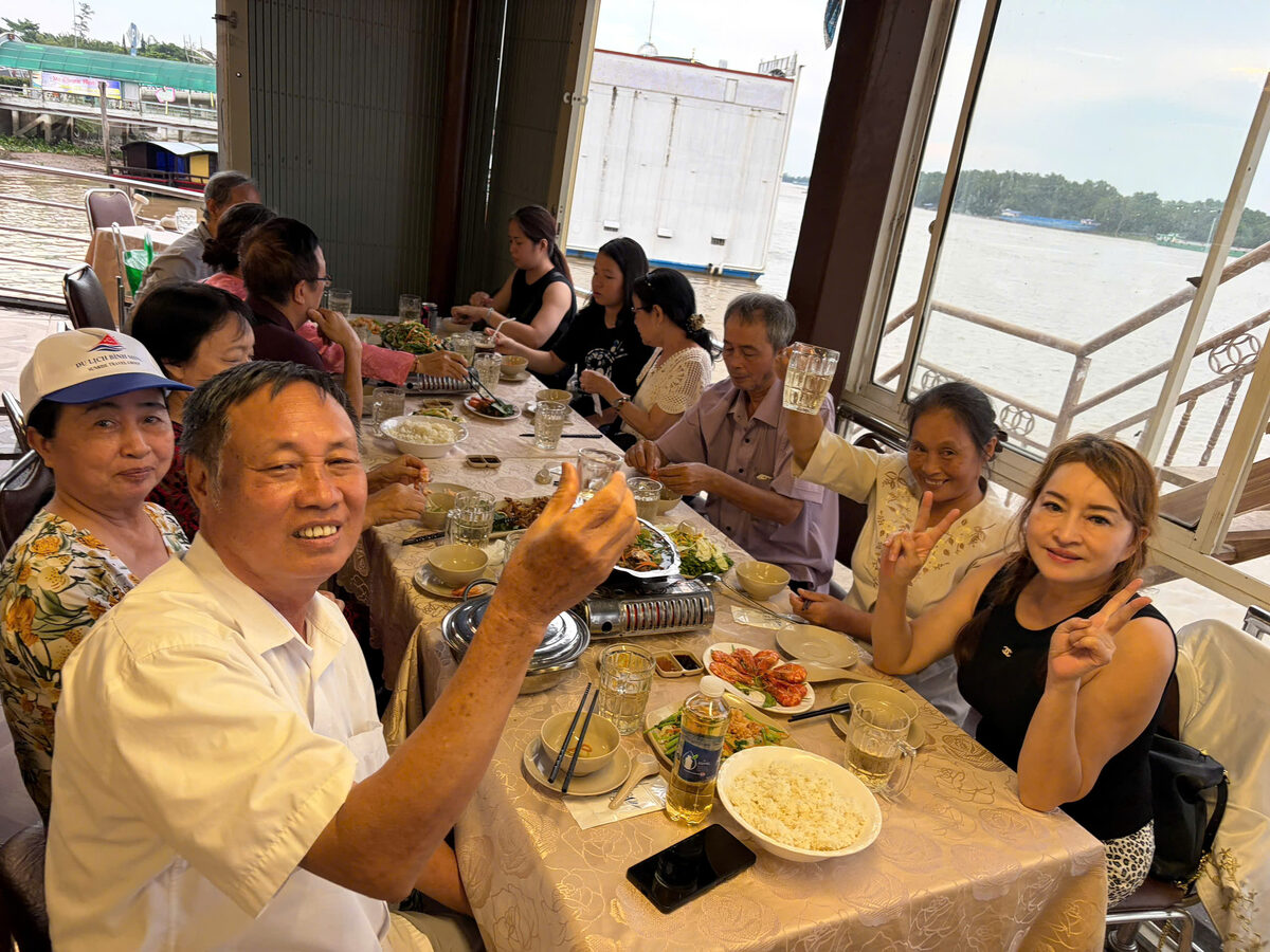 Bữa ăn tại nhà hàng miệt vườn trong hành trình tour Miền Tây cùng Du Lịch Bình Minh.