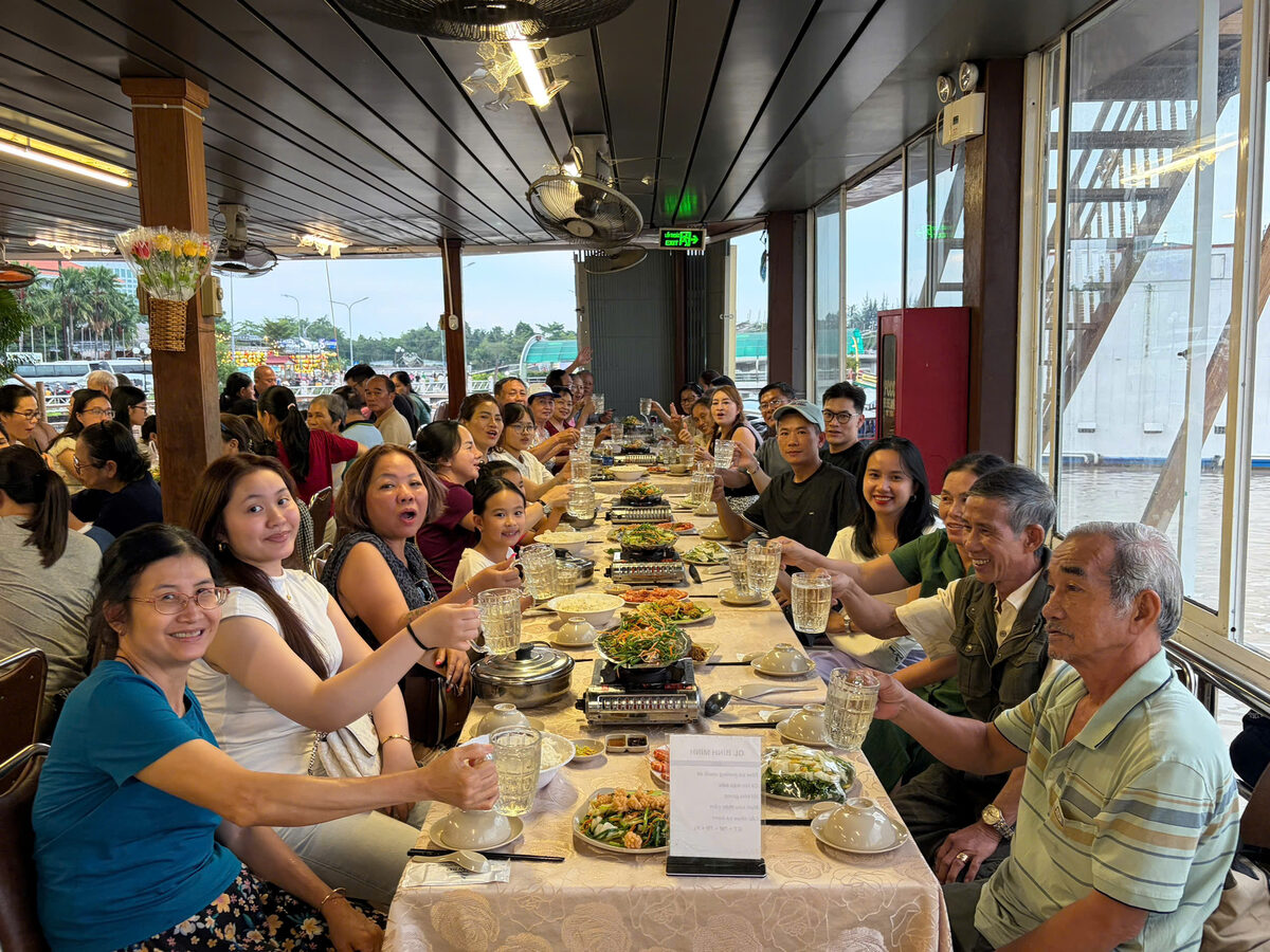 Bữa ăn tại nhà hàng miệt vườn trong hành trình tour Miền Tây cùng Du Lịch Bình Minh.