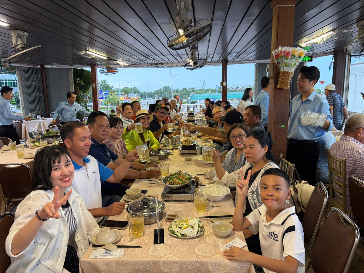 Bữa ăn tại nhà hàng miệt vườn trong hành trình tour Miền Tây cùng Du Lịch Bình Minh.