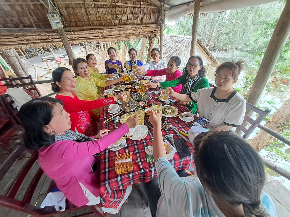 Bữa ăn tại nhà hàng miệt vườn trong hành trình tour Miền Tây cùng Du Lịch Bình Minh.
