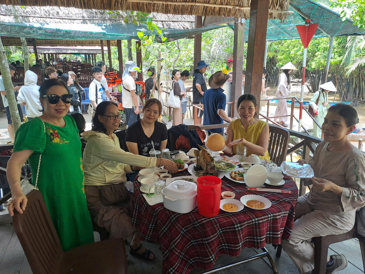 Bữa ăn tại nhà hàng miệt vườn trong hành trình tour Miền Tây cùng Du Lịch Bình Minh.