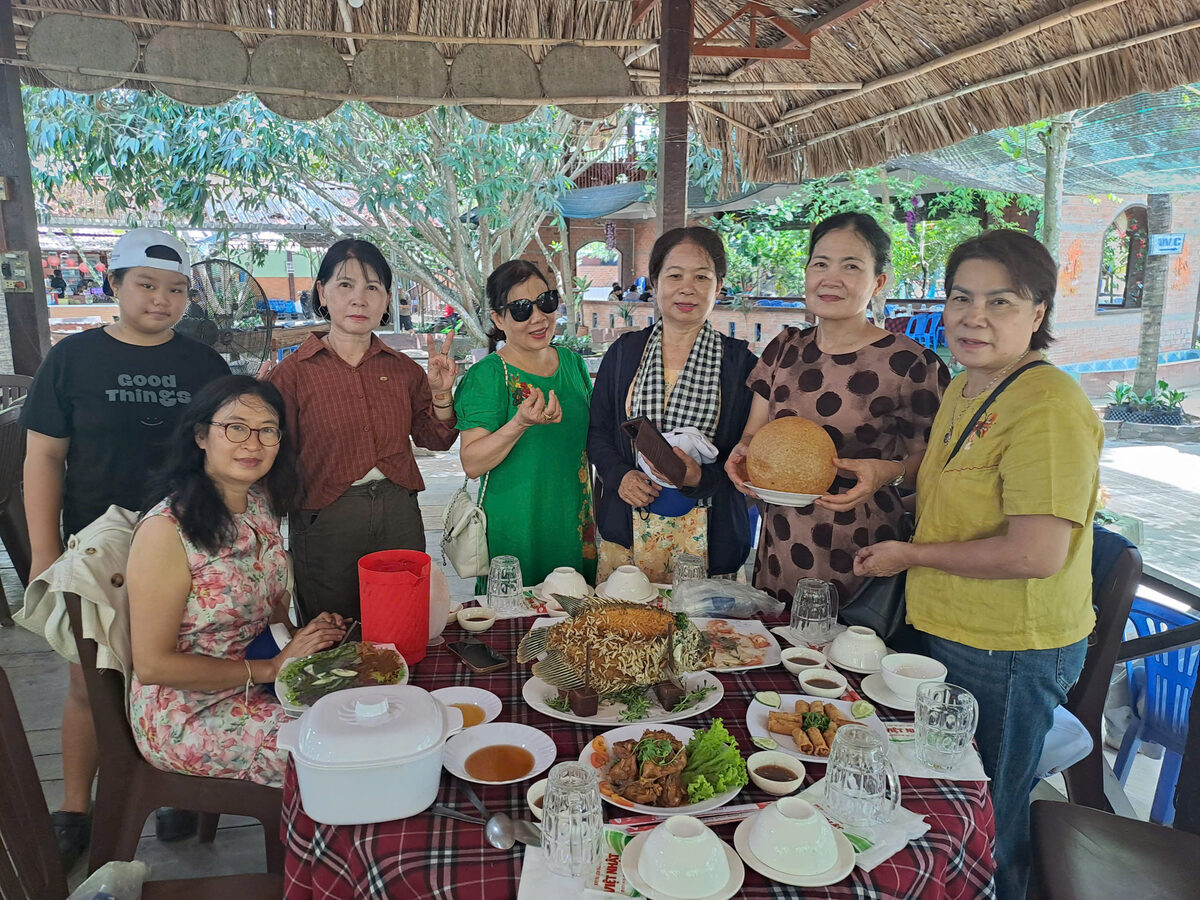 Bữa ăn tại nhà hàng miệt vườn trong hành trình tour Miền Tây cùng Du Lịch Bình Minh.