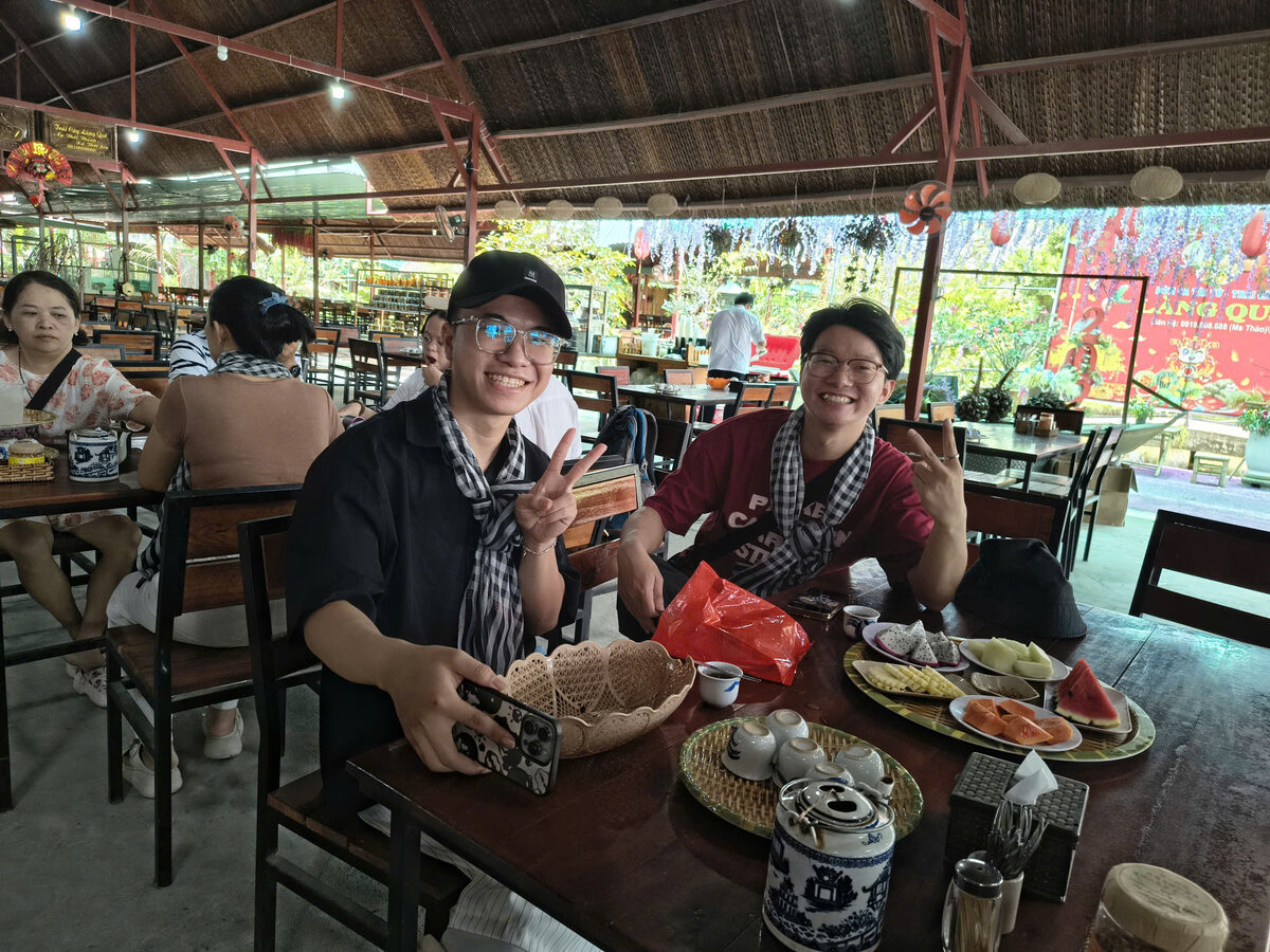 Bữa ăn tại nhà hàng miệt vườn trong hành trình tour Miền Tây cùng Du Lịch Bình Minh.