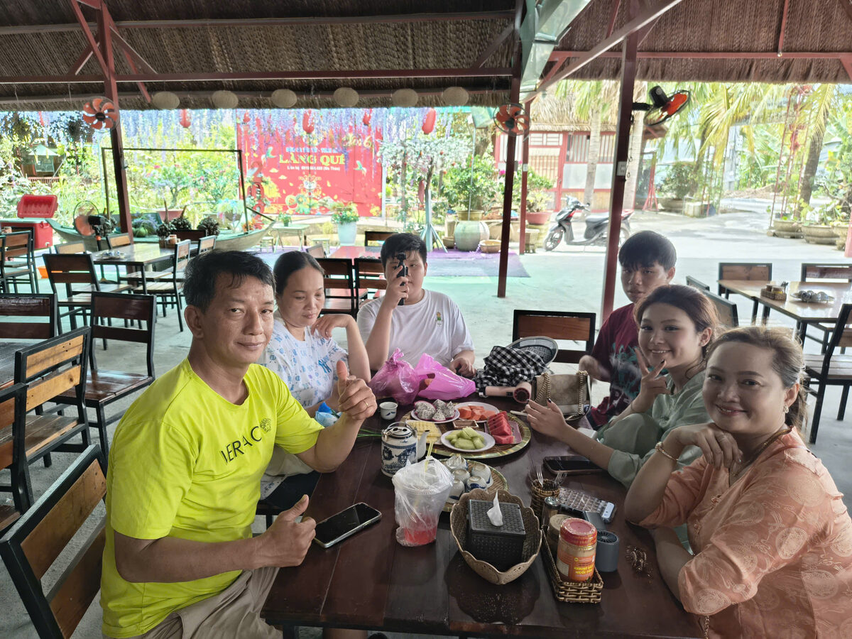 Bữa ăn tại nhà hàng miệt vườn trong hành trình tour Miền Tây cùng Du Lịch Bình Minh.