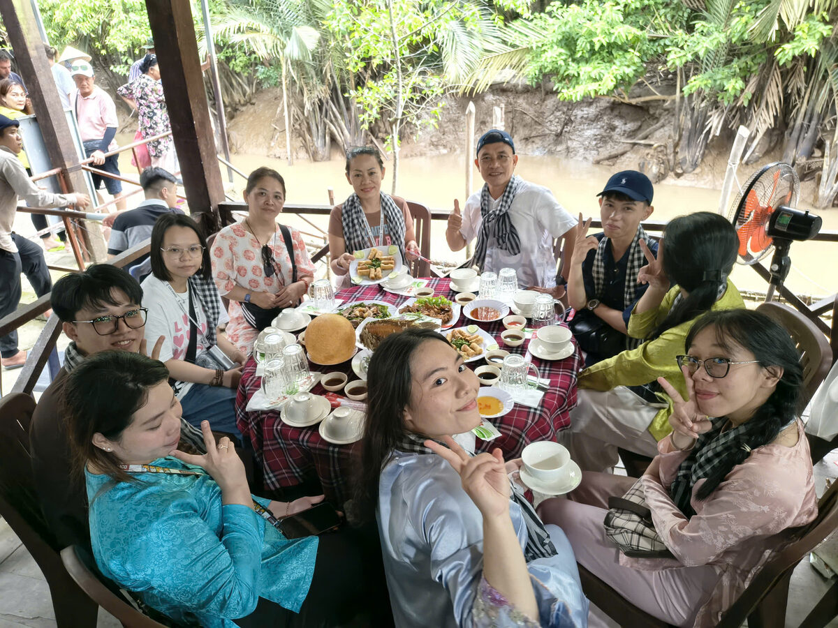 Bữa ăn tại nhà hàng miệt vườn trong hành trình tour Miền Tây cùng Du Lịch Bình Minh.