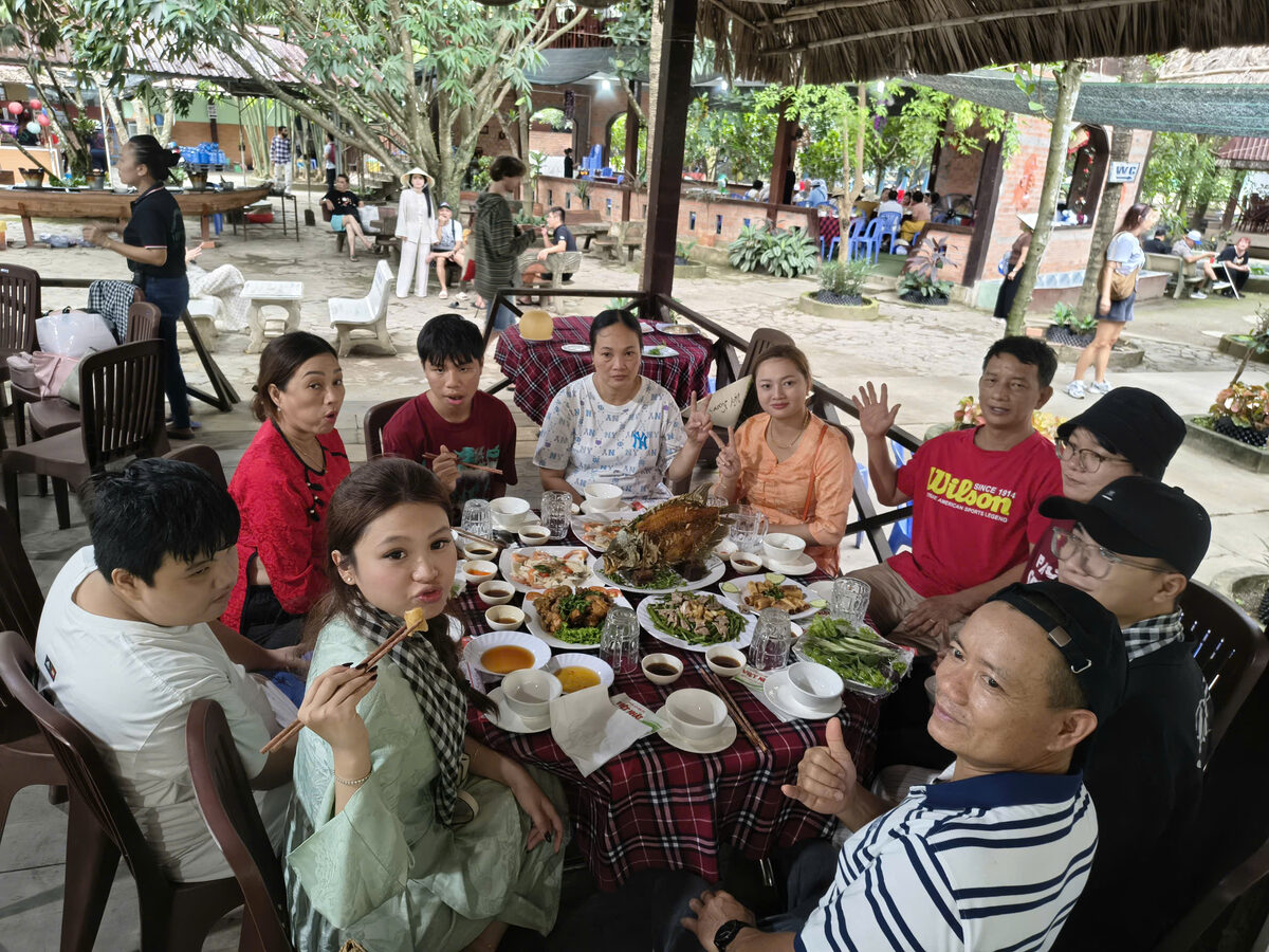 Bữa ăn tại nhà hàng miệt vườn trong hành trình tour Miền Tây cùng Du Lịch Bình Minh.