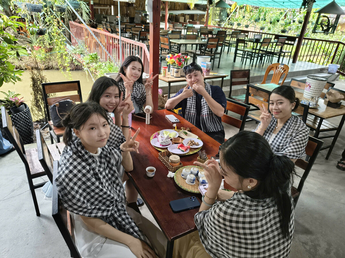 Bữa ăn tại nhà hàng miệt vườn trong hành trình tour Miền Tây cùng Du Lịch Bình Minh.