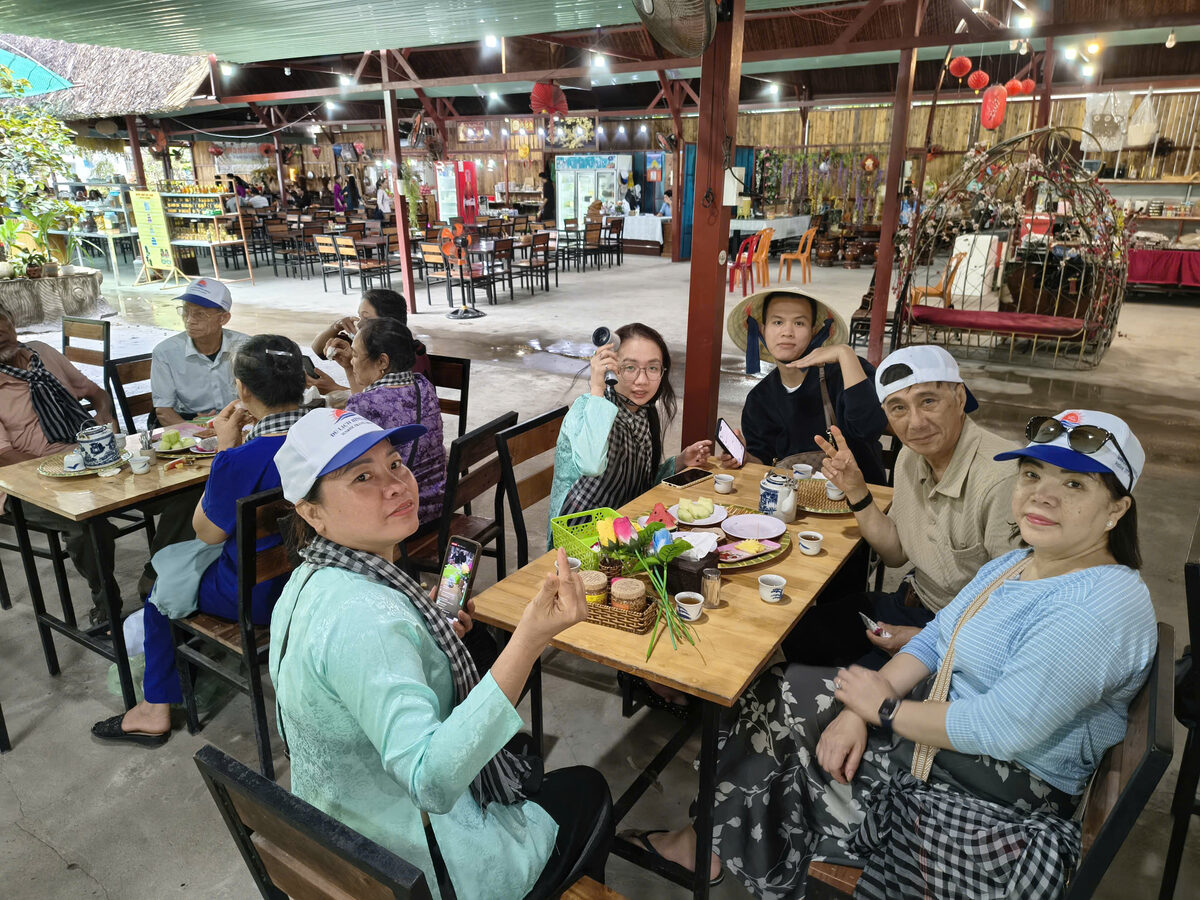 Bữa ăn tại nhà hàng miệt vườn trong hành trình tour Miền Tây cùng Du Lịch Bình Minh.