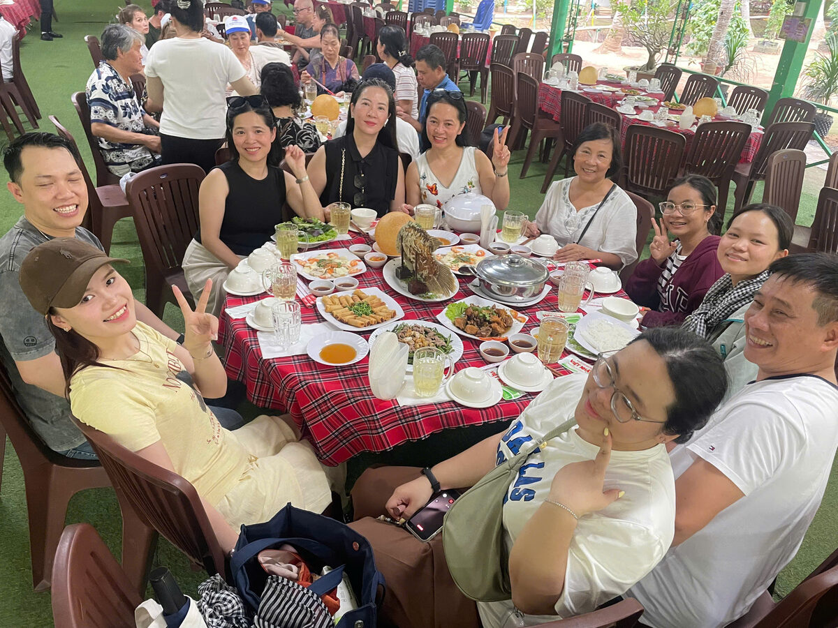 Bữa ăn tại nhà hàng miệt vườn trong hành trình tour Miền Tây cùng Du Lịch Bình Minh.