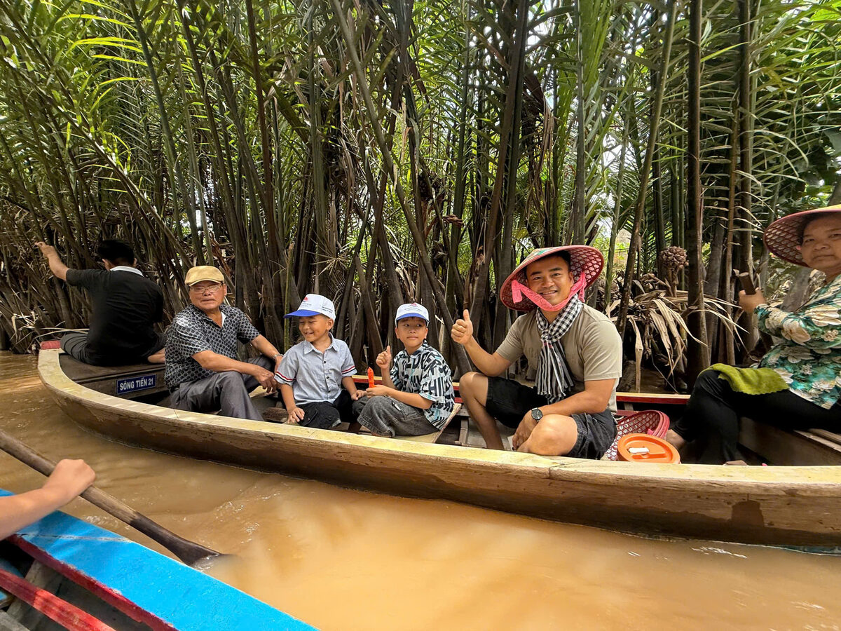 Bữa ăn tại nhà hàng miệt vườn trong hành trình tour Miền Tây cùng Du Lịch Bình Minh.