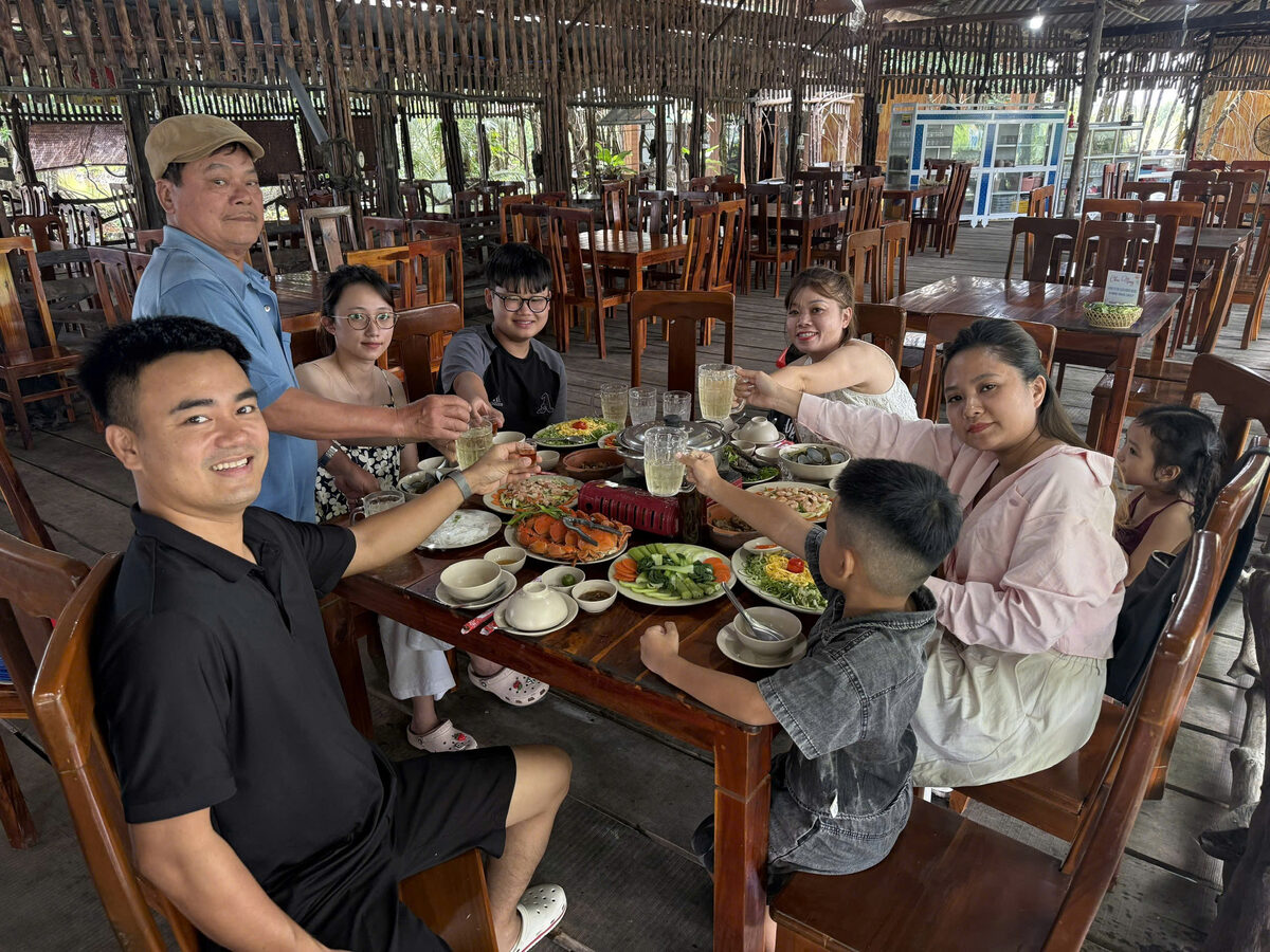 Bữa ăn tại nhà hàng miệt vườn trong hành trình tour Miền Tây cùng Du Lịch Bình Minh.