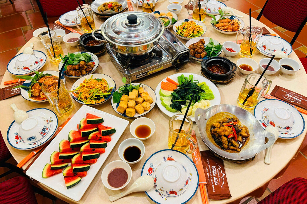 Bữa ăn tại nhà hàng miệt vườn trong hành trình tour Miền Tây cùng Du Lịch Bình Minh.