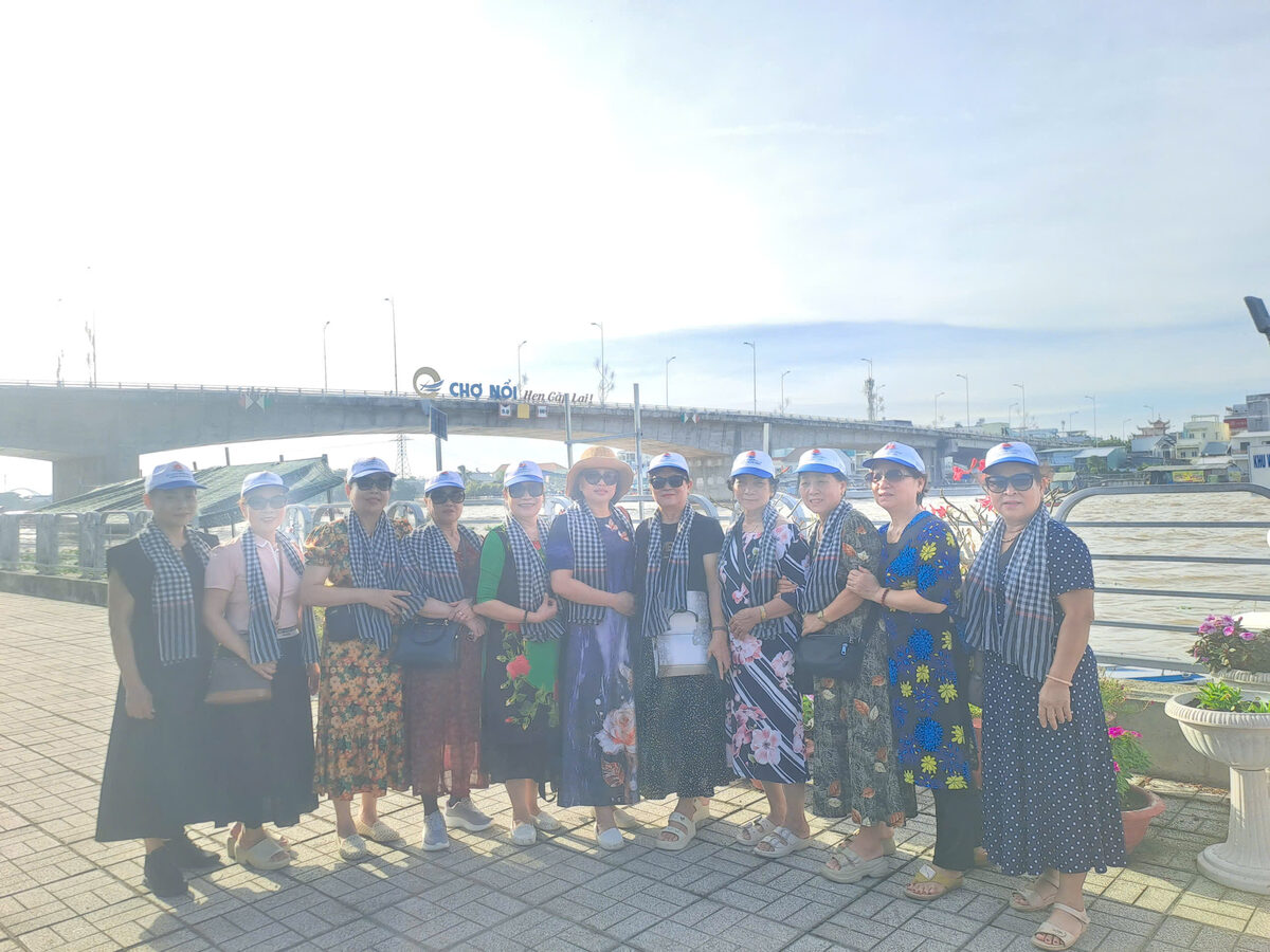 Ảnh nhóm đoàn khách trong hành trình tour Miền Tây cùng Du Lịch Bình Minh.