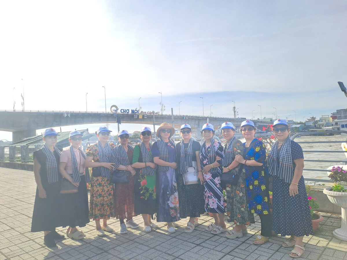 Ảnh nhóm đoàn khách trong hành trình tour Miền Tây cùng Du Lịch Bình Minh.