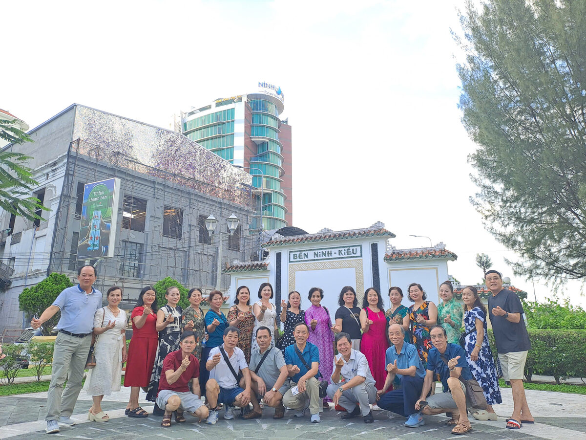 Ảnh nhóm đoàn khách trong hành trình tour Miền Tây cùng Du Lịch Bình Minh.