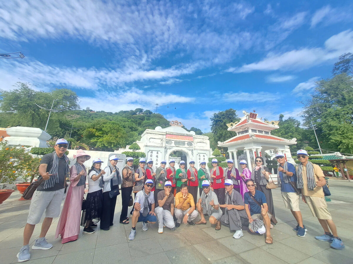 Ảnh nhóm đoàn khách trong hành trình tour Miền Tây cùng Du Lịch Bình Minh.