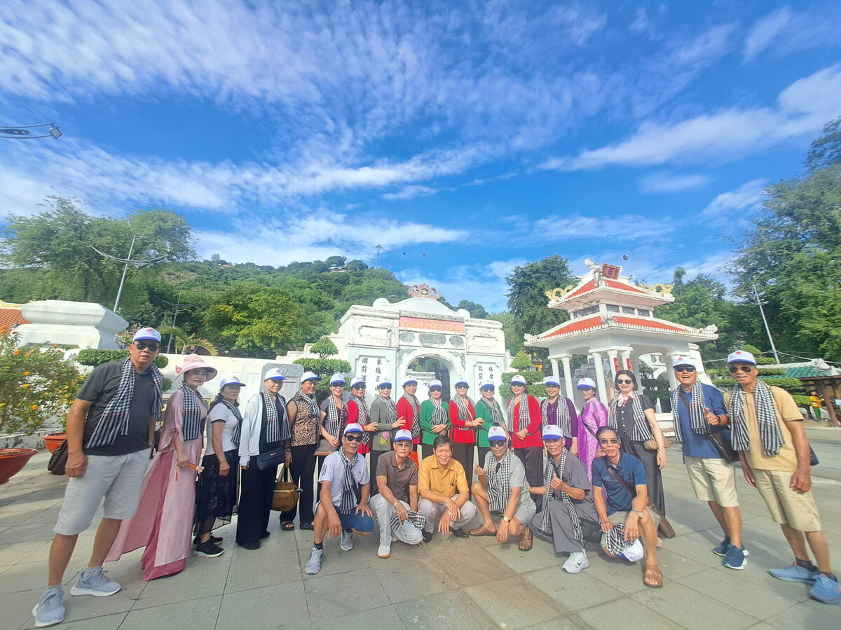 Ảnh nhóm đoàn khách trong hành trình tour Miền Tây cùng Du Lịch Bình Minh.