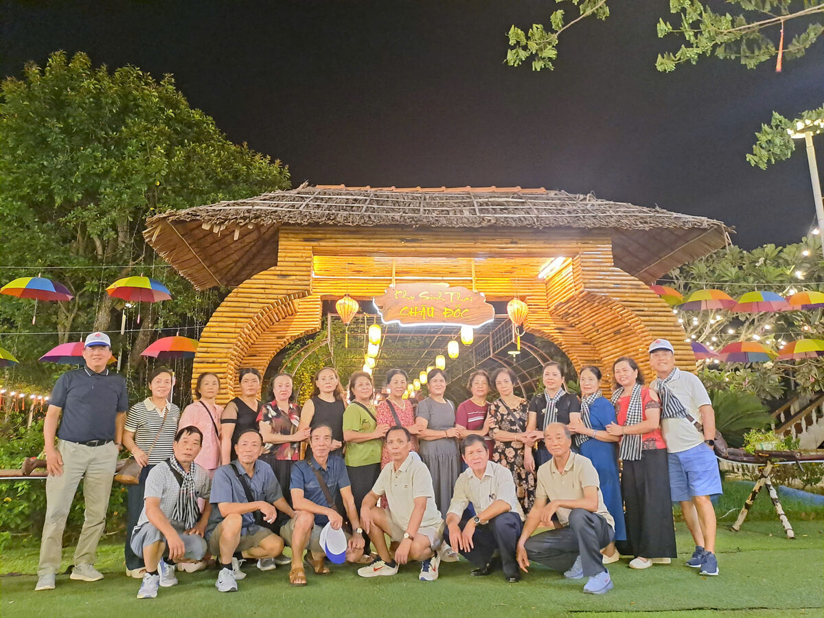 Ảnh nhóm đoàn khách trong hành trình tour Miền Tây cùng Du Lịch Bình Minh.